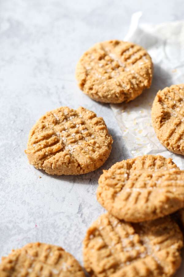 vegan peanut butter cookies with almond flour