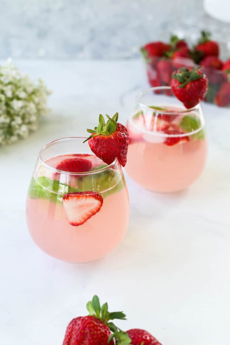 mocktail strawberry spritzer